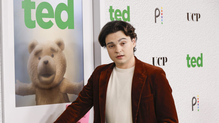 Em visita ao Brasil, Max Burkholder destaca influência pessoal em personagem de ‘Ted’