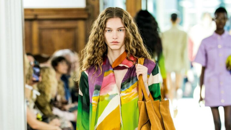 Nova coleção de designer evoca gesto artístico e promove beleza como ato de resistência