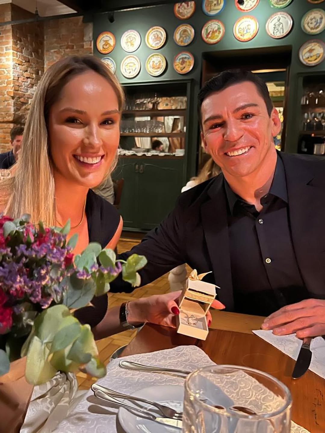 Lúcio pede a mulher em casamento — Foto: Instagram @lucio_l3