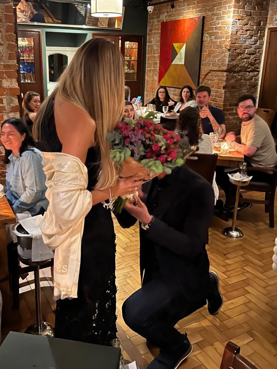 Lúcio pede a mulher em casamento — Foto: Instagram @lucio_l3