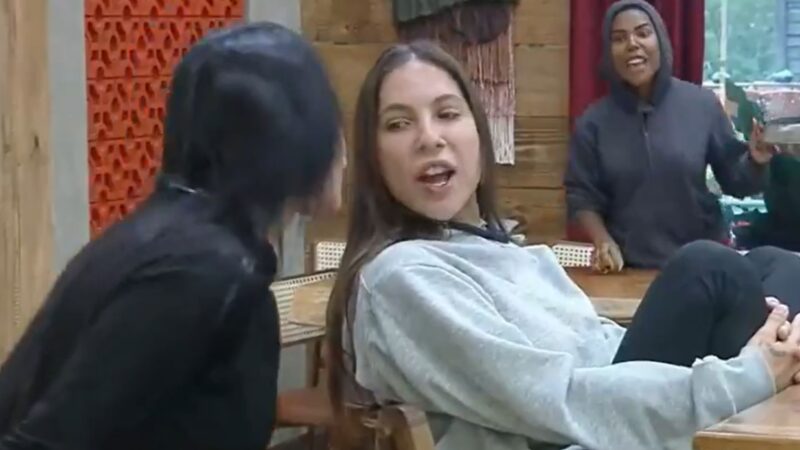 A Fazenda 17: Martina cospe em Tamires durante discussão generalizada