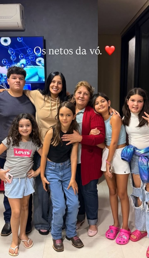 Vó de Ana Castela com os netos 