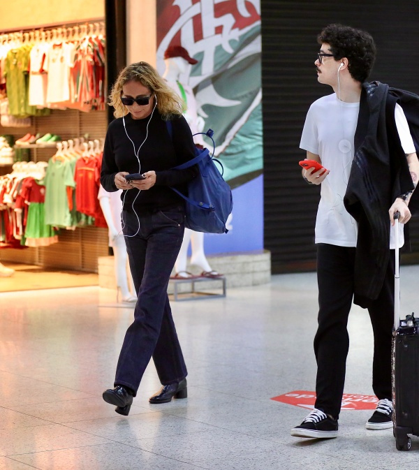Andrea Beltrão com o filho no aeroporto - Foto: Priscila Silva/AgNews