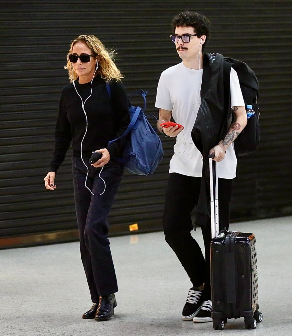 Andrea Beltrão com o filho no aeroporto - Foto: Priscila Silva/AgNews