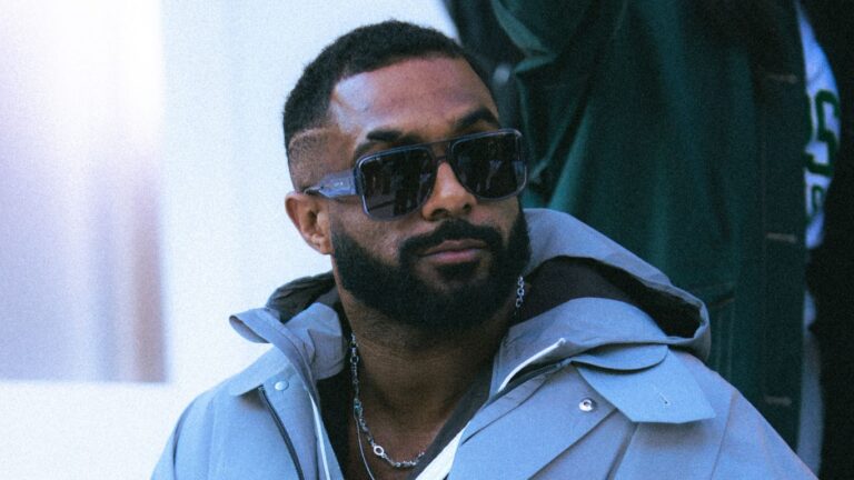 Baco Exu do Blues chama atenção com look fashion na Semana de Moda de Paris