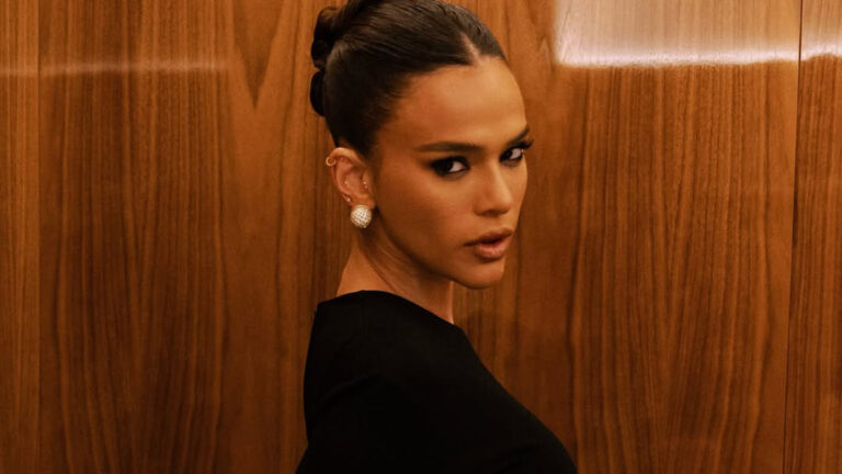 Bruna Marquezine usa look com fenda até a virilha