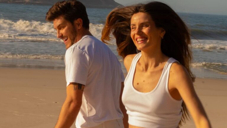 Camila Queiroz mostra o barrigão em ensaio romântico na praia com Klebber Toledo