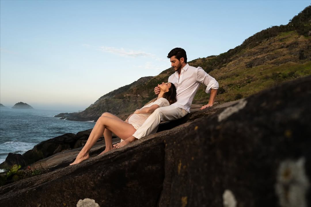Klebber Toledo e Camila Queiroz esperam a primeira filha do casal - Foto: Reprodução / Instagram @camilaqueiroz @anthonyhejdagarcia 