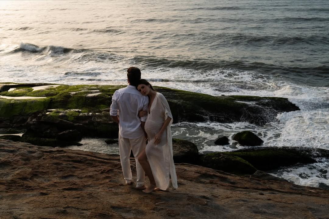 Klebber Toledo e Camila Queiroz esperam a primeira filha do casal - Foto: Reprodução / Instagram @camilaqueiroz @anthonyhejdagarcia 