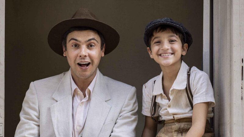 Candinho (Sergio Guizé) e Samir (Davi Malizia) na novela Êta Mundo Melhor - Foto: Fabio Rocha/TVGlobo