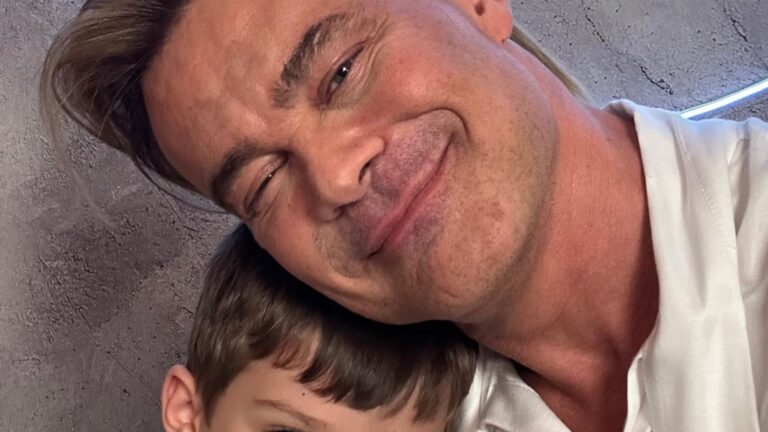 Filho de Carmo Dalla Vecchia faz rara aparição em fotos com o ator: ‘Ele e eu’