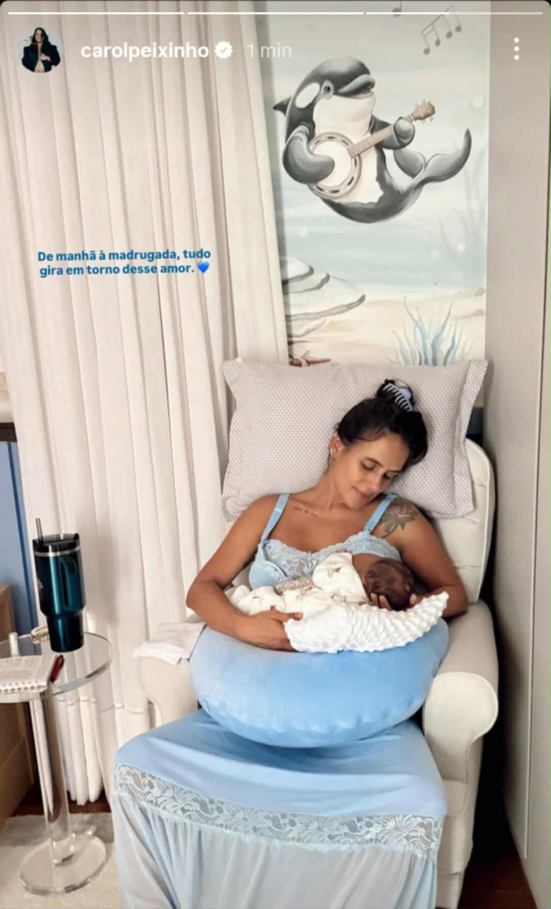 Carol Peixinho amamentando Bento