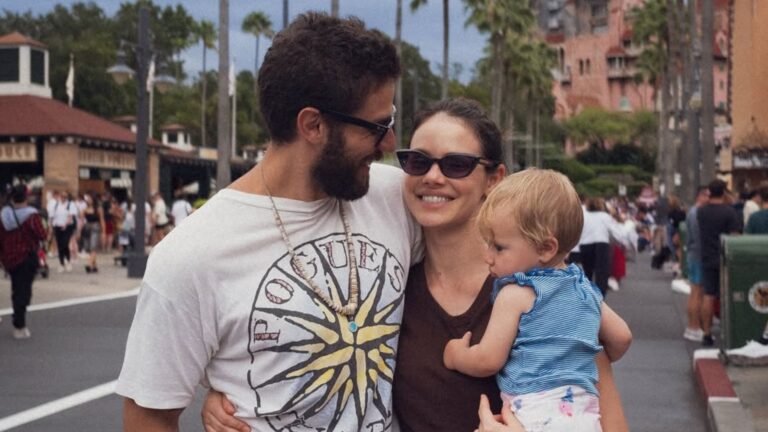 Chay Suede revela como foi viajar com os três filhos pequenos sem babá: “Caos”