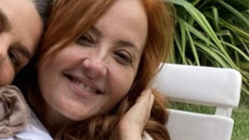 Claudia Netto comove ao falar da morte da namorada: ‘Sem você’