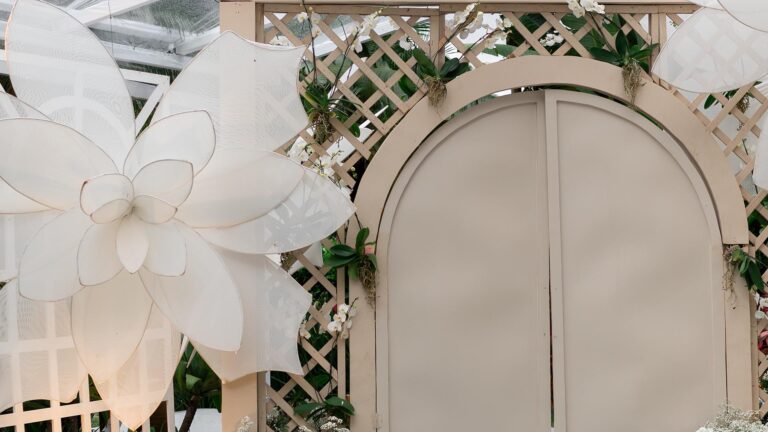 Decoração do casamento de Lexa conta com flores gigantes