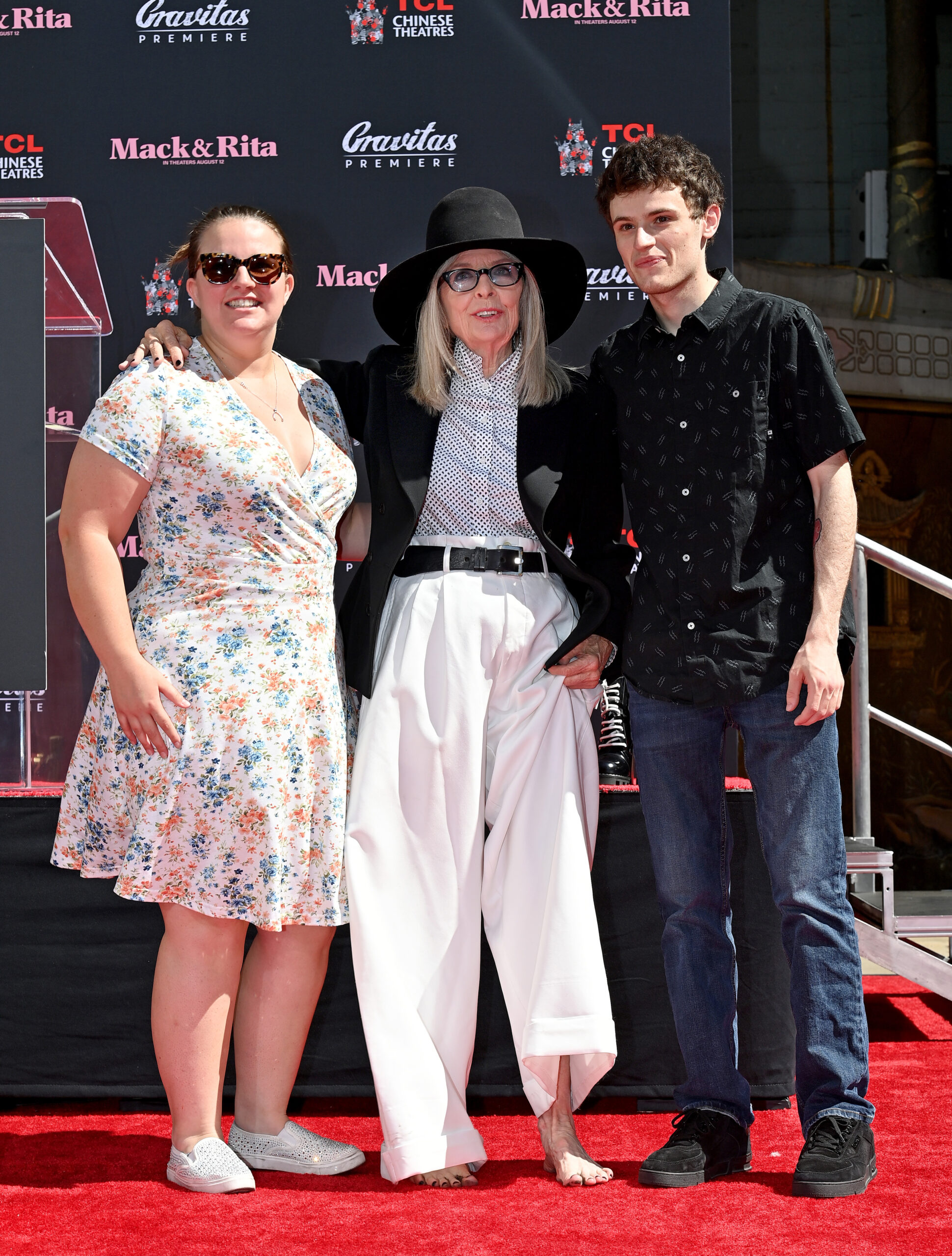 Diane Keaton com os dois filhos, Dexter e Duke, em 2022 - Foto: Getty Images