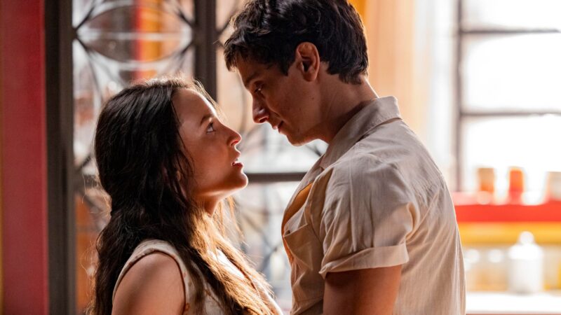 Estela ( Larissa Manoela ) e Túlio (Cadu Libonatti ) se beijam – Foto: Globo/Fábio Rocha