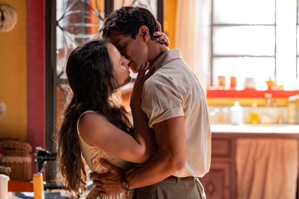Estela ( Larissa Manoela ) e Túlio (Cadu Libonatti ) se beijam – Foto: Globo/Fábio Rocha