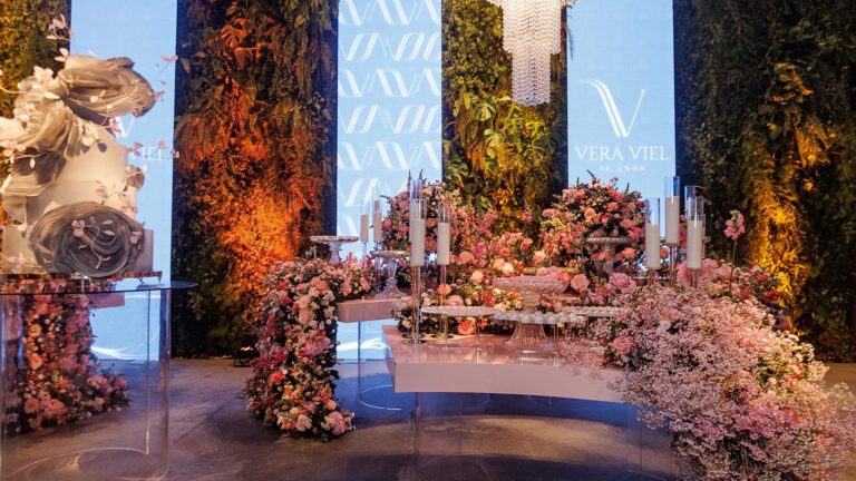 A decoração e o bolo do aniversário de 50 anos de Vera Viel, esposa de Rodrigo Faro