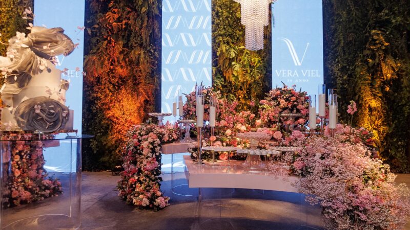 A decoração e o bolo do aniversário de 50 anos de Vera Viel, esposa de Rodrigo Faro