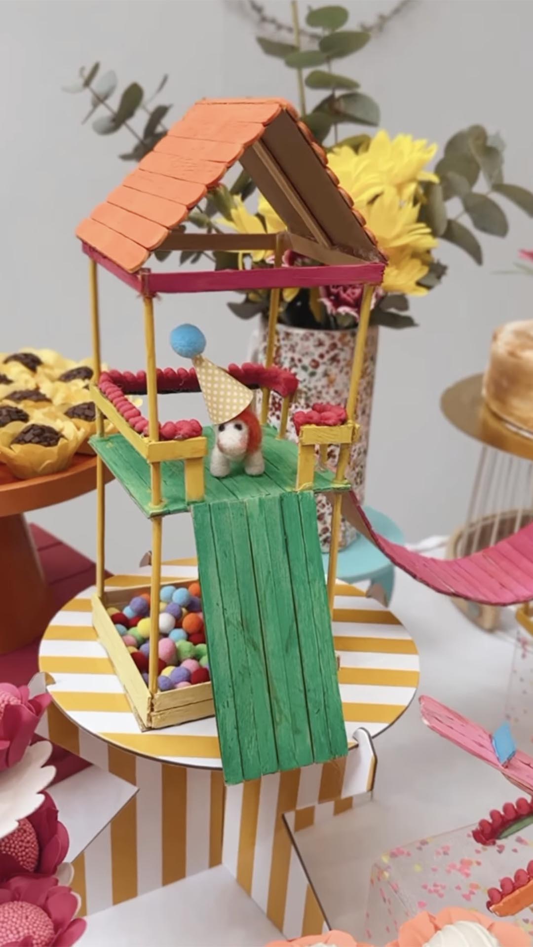 Decoração do aniversário da filha de Junior é feita com palito de sorvete - Foto: Reprodução / Instagram @monicabenini