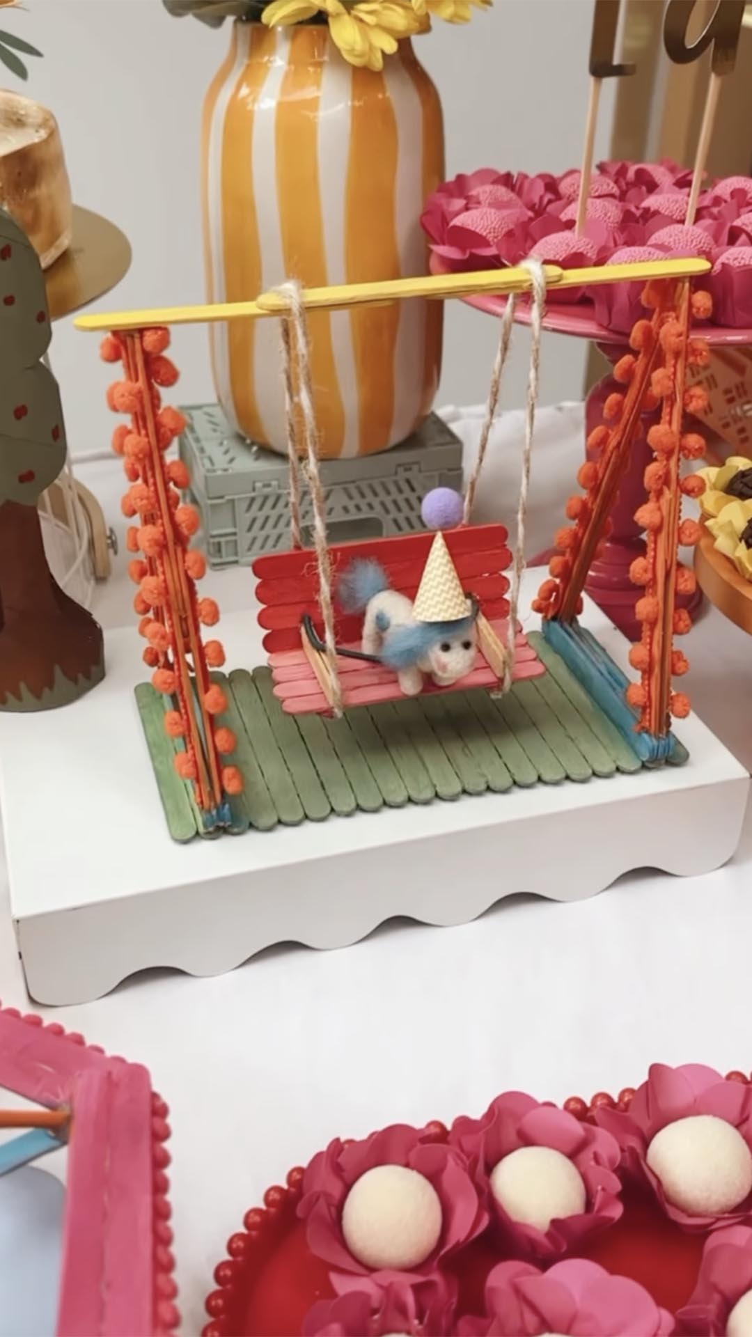 Decoração do aniversário da filha de Junior é feita com palito de sorvete - Foto: Reprodução / Instagram @monicabenini