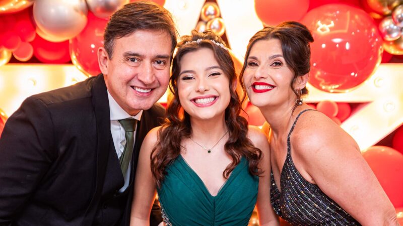 Maria Laura Ayala com os pais, Cesar e Kelen - Foto: Divulgação