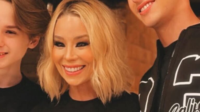 Filhos de Danielle Winits fazem rara aparição em foto inédita com a mãe