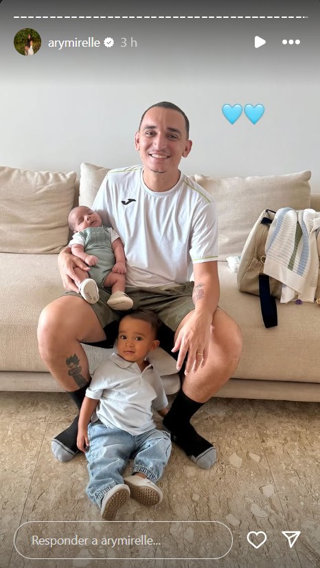 João Gomes com os dois filhos - Reprodução/Instagram @arymirelle