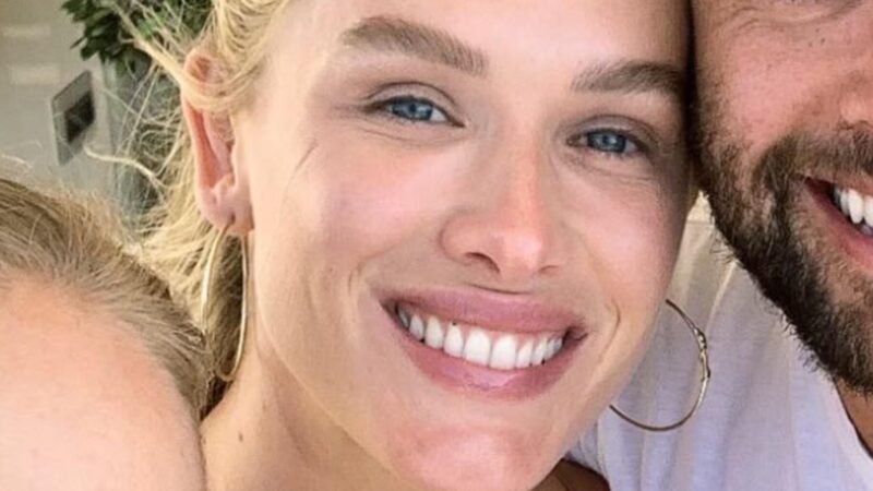 Fiorella Mattheis faz rara aparição com o marido em foto inédita