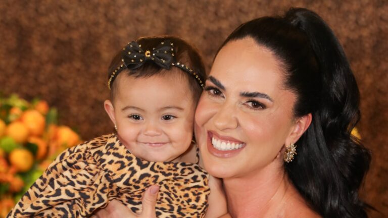 Graciele Lacerda combina o look com a filha em sua festa de aniversário