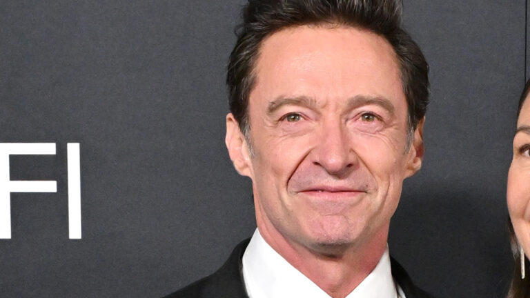 Hugh Jackman faz primeira aparição com a nova namorada no tapete vermelho