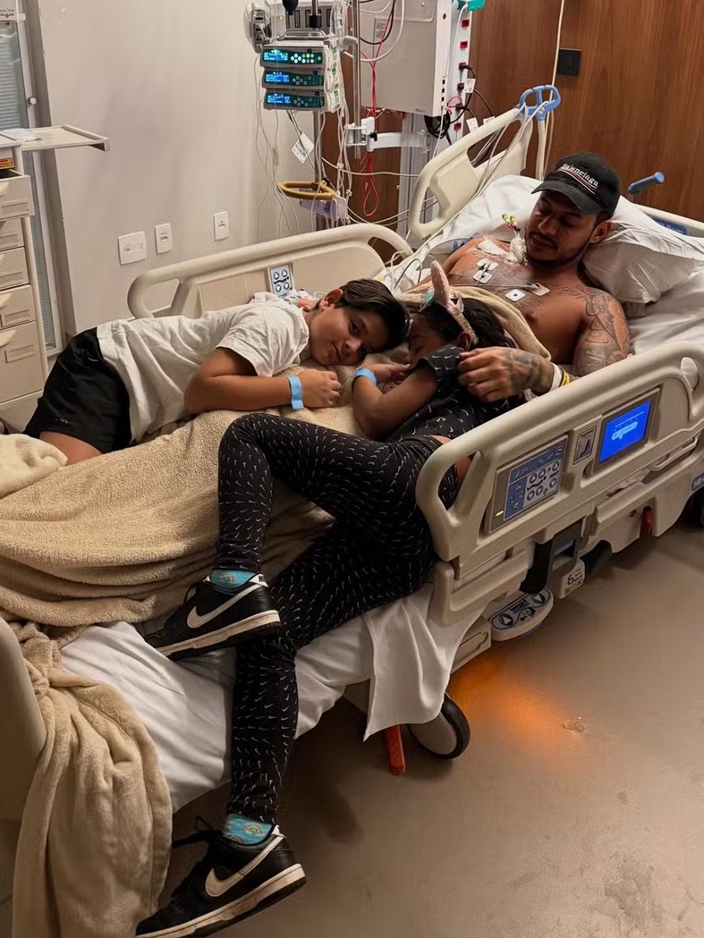 Hungria posta no hospital e tranquiliza fãs — Foto: Reprodução/Instagram @hungria_oficial