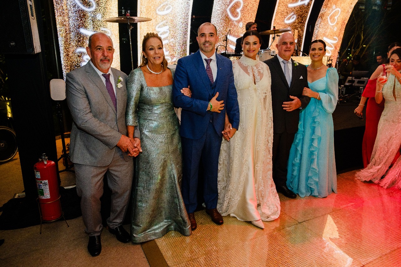 À esquerda, Claudio Menegues e a mãe do noivo Maristela Zonno; os noivos ao centro, Maria Victtória Matos e Filippo Costa; E, à direita, o pai do noivo, Fabio da Costa e Natália Sbragi - Foto: Divulgação