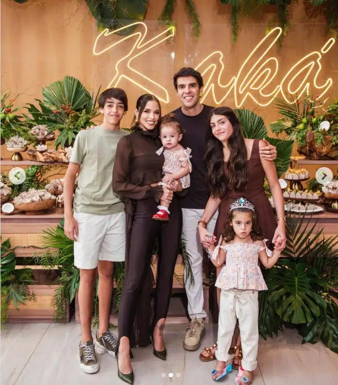Kaká com os quatro filhos e a atual esposa, Carol Leite - Foto: Reprodução / Instagram @kaka