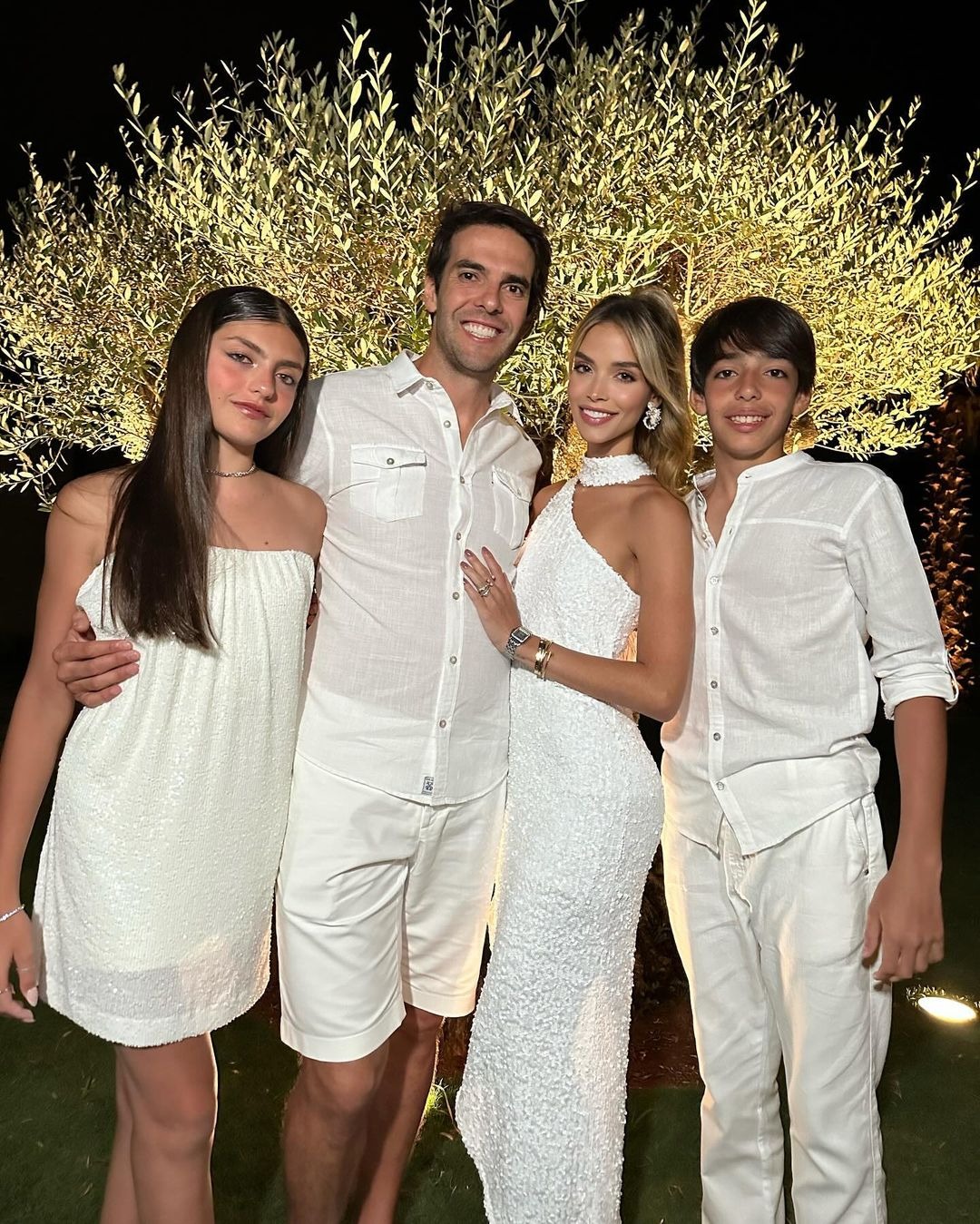 Kaká com os filhos mais velhos e a atual esposa, Carol Leite - Foto: Reprodução / Instagram @kaka