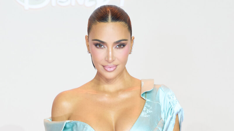 Kim Kardashian ousa em tapete vermelho com look Dior vintage
