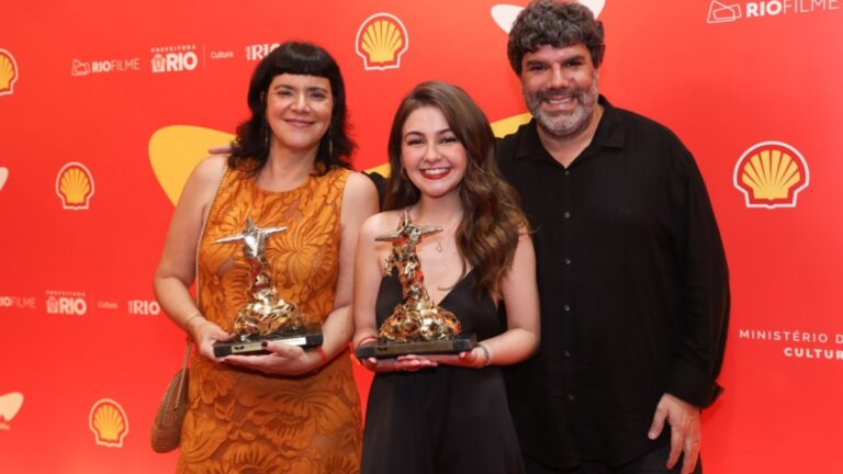 Klara Castanho recebe prêmio de Melhor Atriz