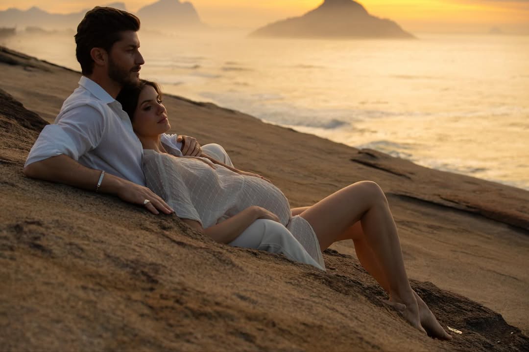 Klebber Toledo e Camila Queiroz esperam a primeira filha do casal - Foto: Reprodução / Instagram @camilaqueiroz @anthonyhejdagarcia 