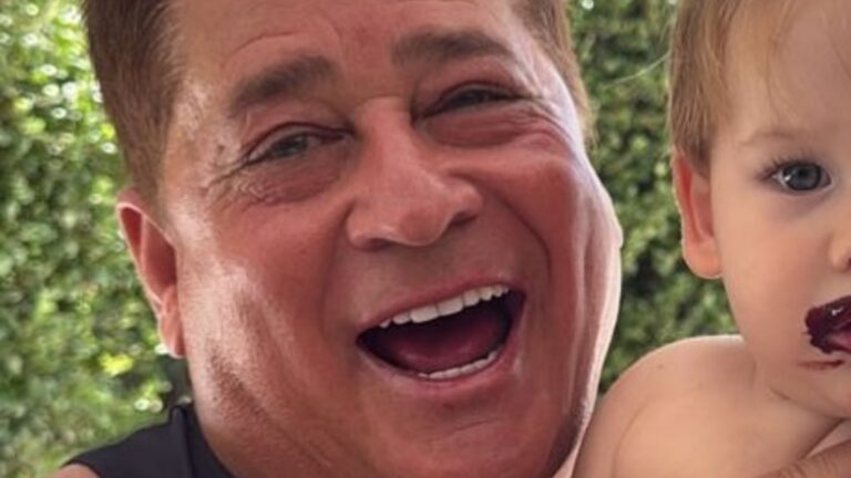 Leonardo encanta ao postar foto com o neto caçula: ‘A cara do vovô’