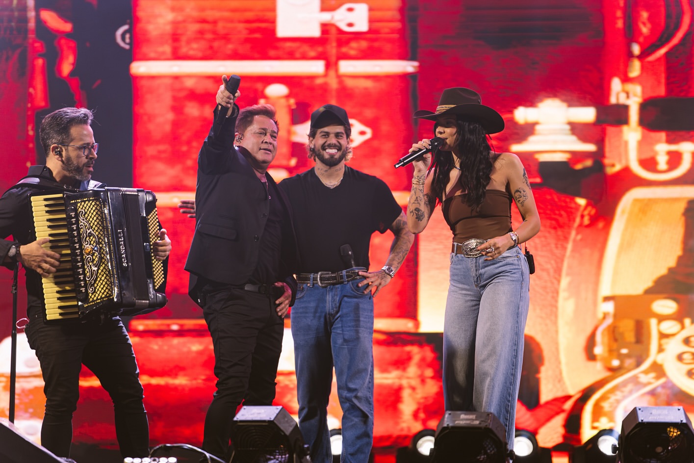 Leonardo recebe Zé Felipe e Ana Castela em show no Paraná - Foto: Reprodução / Instagram @leonardo 
