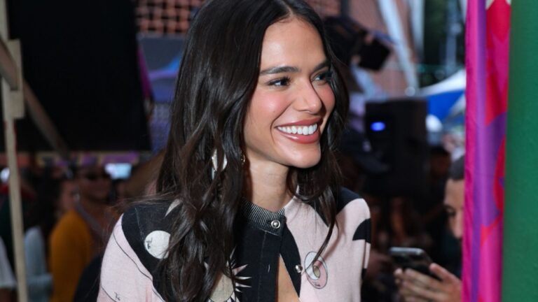 Bruna Marquezine chama atenção com look ousado