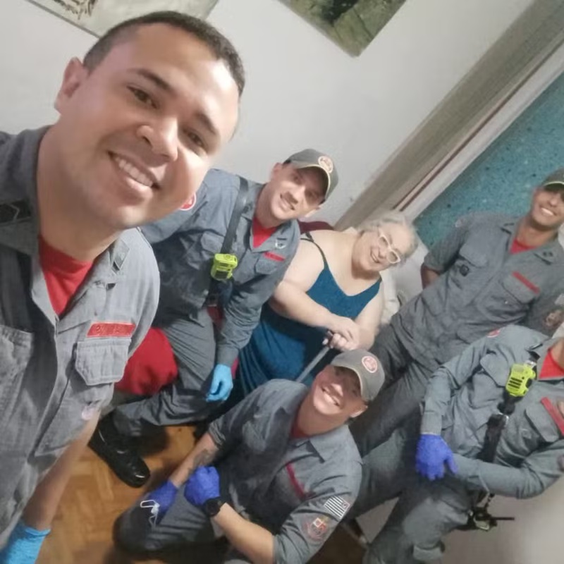 Mamma Bruschetta com bombeiros — Foto: Reprodução/Instagram @mammabruschetta