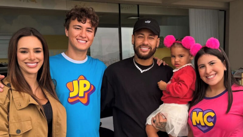 Maria Clara e JP com a família de Neymar Jr - Foto: Divulgação