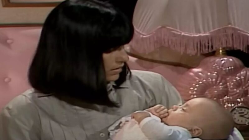 Maria de Fátima com o filho em Vale Tudo - Foto: Reprodução / TV Globo