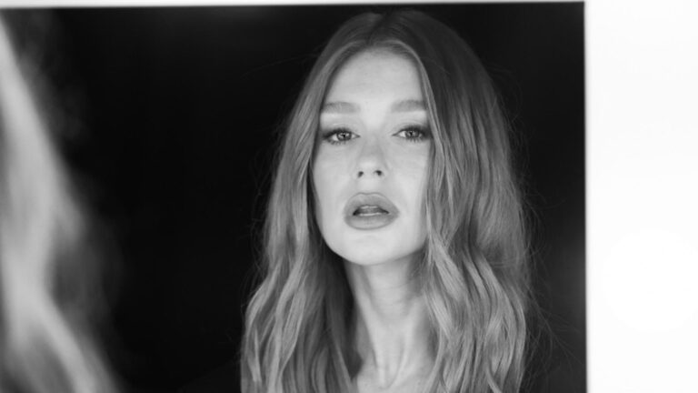 Marina Ruy Barbosa passa por mudança no visual e volta a ficar ruiva