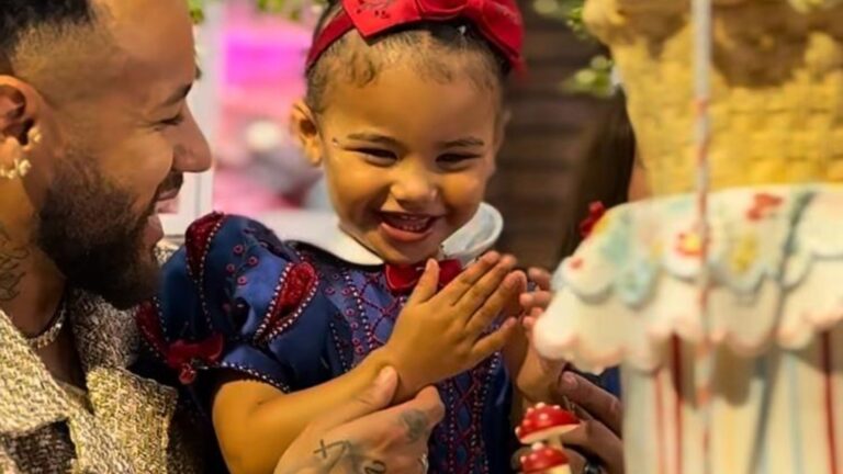Confira o look de Mavie na hora do parabéns!