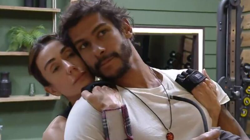 A Fazenda 17: Michelle e Shia trocam carinhos após revelarem ...