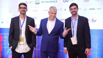 Miguel Falabella com os filhos Theo e Cassiano — Foto: Brazil News