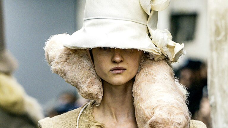 Estilista japonesa explora o limite entre arte e moda em desfile significativo
